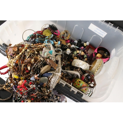 341 - A large collection of mainly contemporary costume jewellery to include necklaces, bracelets....etc..