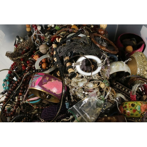 341 - A large collection of mainly contemporary costume jewellery to include necklaces, bracelets....etc..