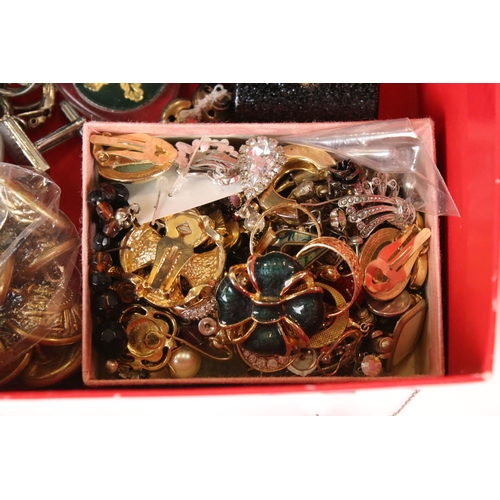 369 - Box of mixed collectables, to include Seiko watch, Aynsley brooch, jewellery etc