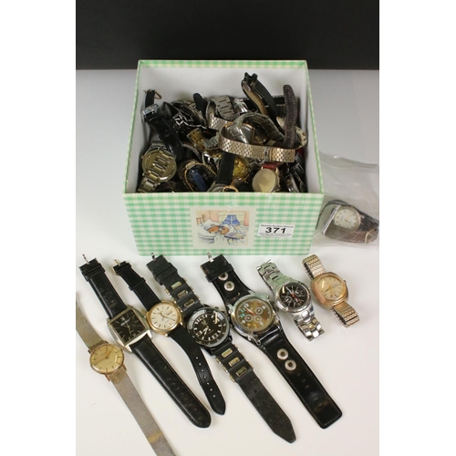 371 - A large collection of vintage and contemporary ladies and gents wristwatches.