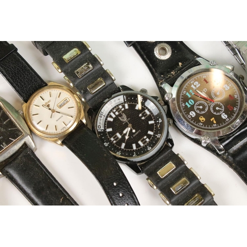 371 - A large collection of vintage and contemporary ladies and gents wristwatches.