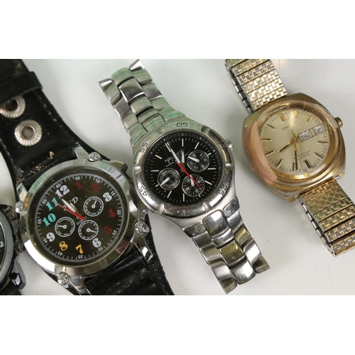 371 - A large collection of vintage and contemporary ladies and gents wristwatches.