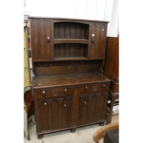 621 - Early 20th century Arts and Crafts Oak Dresser, comprising an upper section with shelves flanked by ... 