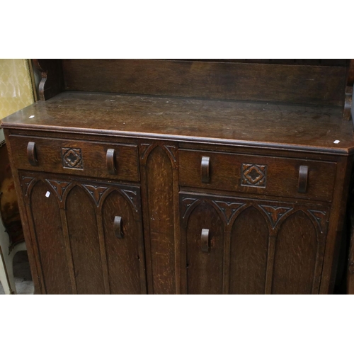 621 - Early 20th century Arts and Crafts Oak Dresser, comprising an upper section with shelves flanked by ... 