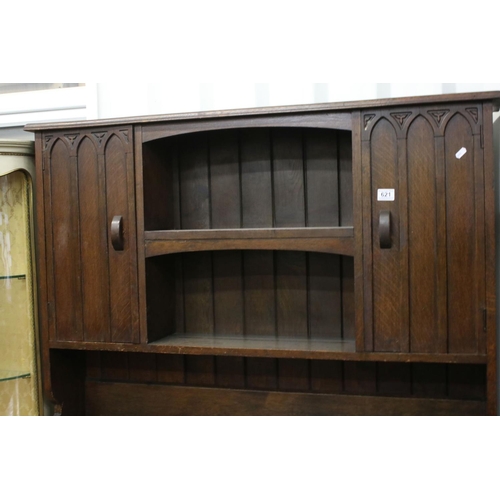 621 - Early 20th century Arts and Crafts Oak Dresser, comprising an upper section with shelves flanked by ... 