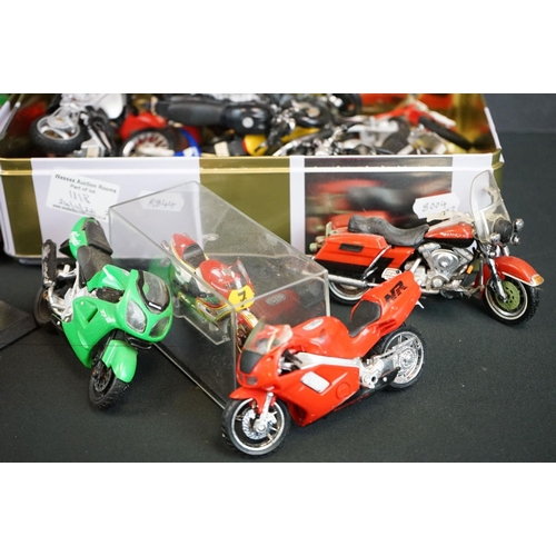 1118 - Collection of 33 diecast & plastic motorcycle models, mostly Maisto, also featuring Majorette (signs... 