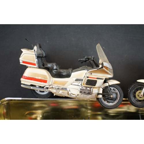 1118 - Collection of 33 diecast & plastic motorcycle models, mostly Maisto, also featuring Majorette (signs... 