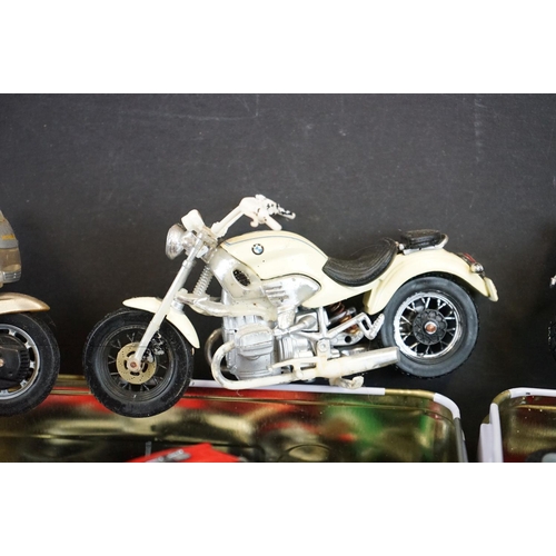 1118 - Collection of 33 diecast & plastic motorcycle models, mostly Maisto, also featuring Majorette (signs... 