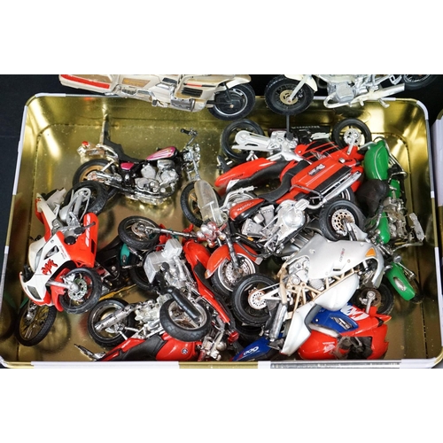 1118 - Collection of 33 diecast & plastic motorcycle models, mostly Maisto, also featuring Majorette (signs... 