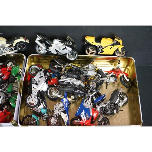 1118 - Collection of 33 diecast & plastic motorcycle models, mostly Maisto, also featuring Majorette (signs... 