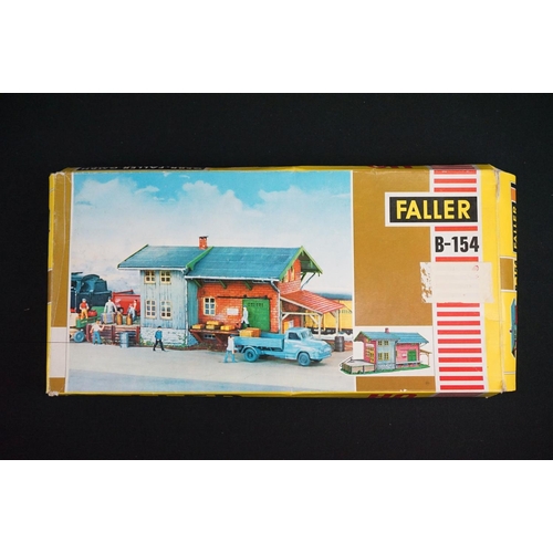 237 - 10 Boxed Faller HO gauge plastic model kits to include 5 x sealed examples, includes 190175, 120251,... 