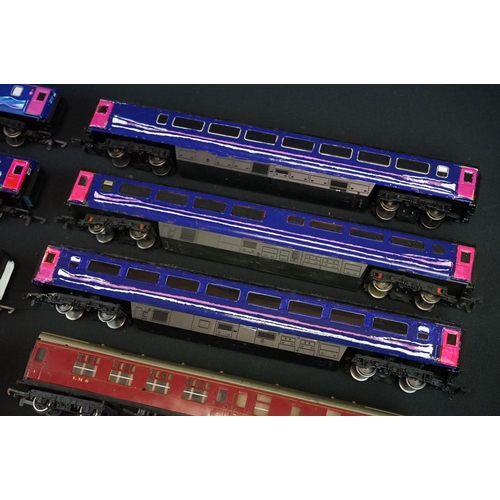 239 - 11 OO gauge items of rolling stock, all coaches to include Hornby & Triang, plus a Triang R751 locom... 