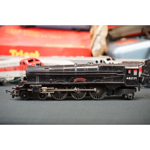 247 - Quantity of OO gauge model railway, mainly Triang, includes boxed R322 operating Royal Mail Coach Se... 