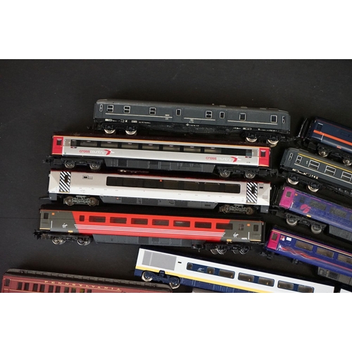 276 - Around 60 N gauge items of rolling stock to include Grafar, Kato, Bachmann etc, mainly various coach... 