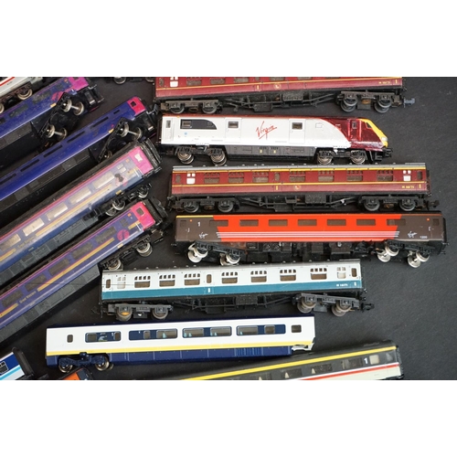 276 - Around 60 N gauge items of rolling stock to include Grafar, Kato, Bachmann etc, mainly various coach... 