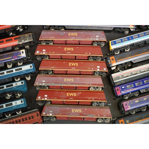 276 - Around 60 N gauge items of rolling stock to include Grafar, Kato, Bachmann etc, mainly various coach... 