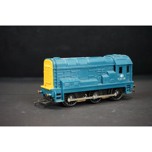 289 - Five boxed OO gauge locomoitves to include 4 x Triang (R157 Diesel Railcar, R150 4-6-0 Class B12, R2... 