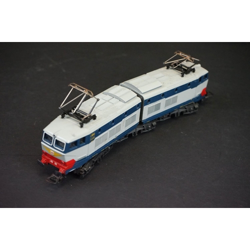 299 - Three boxed Hornby OO gauge locomotives to include R154 SR Loco Sir Dinadan, R084 BR Class 29 Diesel... 