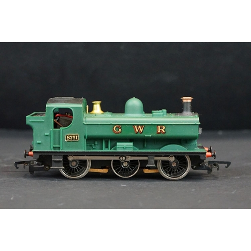 299 - Three boxed Hornby OO gauge locomotives to include R154 SR Loco Sir Dinadan, R084 BR Class 29 Diesel... 