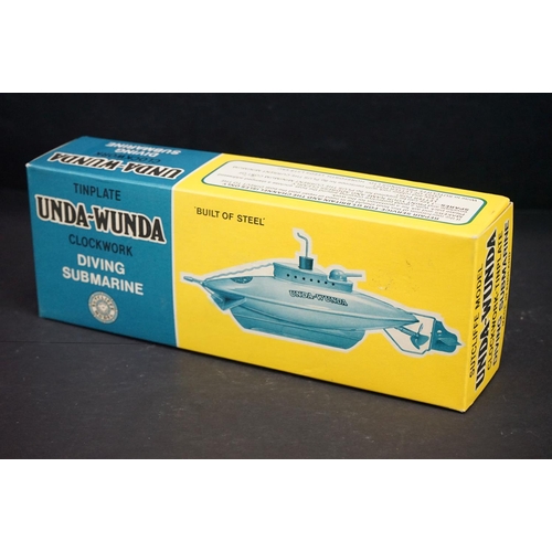 335 - Boxed Sutcliffe Model tinplate Unda Wunda clockwork diving submarine in pale blue, decals, paint and... 