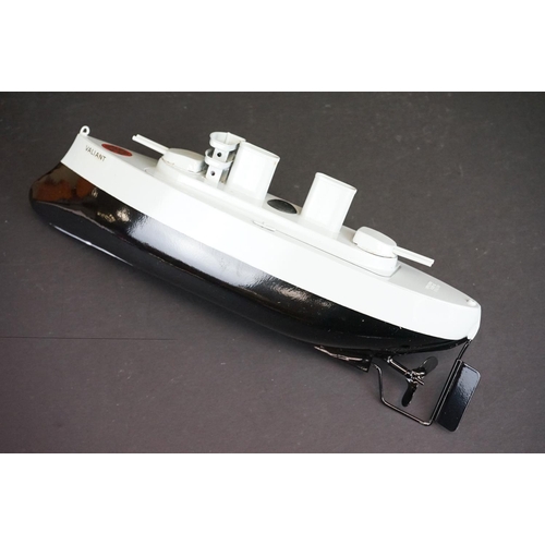 338 - Boxed Sutcliffe all metal Valiant clockwork Battleship model in black & grey, complete with accessor... 