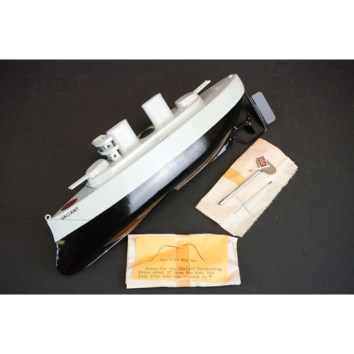 338 - Boxed Sutcliffe all metal Valiant clockwork Battleship model in black & grey, complete with accessor... 