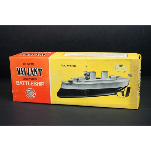 338 - Boxed Sutcliffe all metal Valiant clockwork Battleship model in black & grey, complete with accessor... 