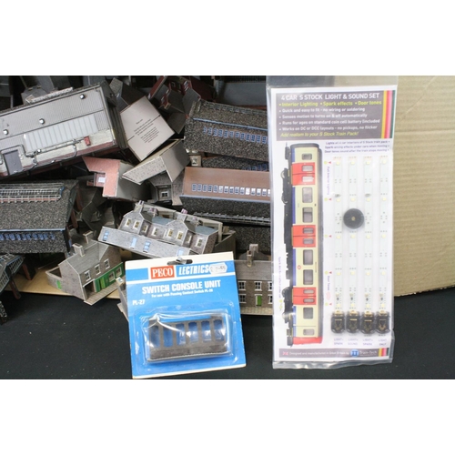 252 - Quantity of N gauge model railway accessories to include card trackside buildings, Graham Farish Sce... 