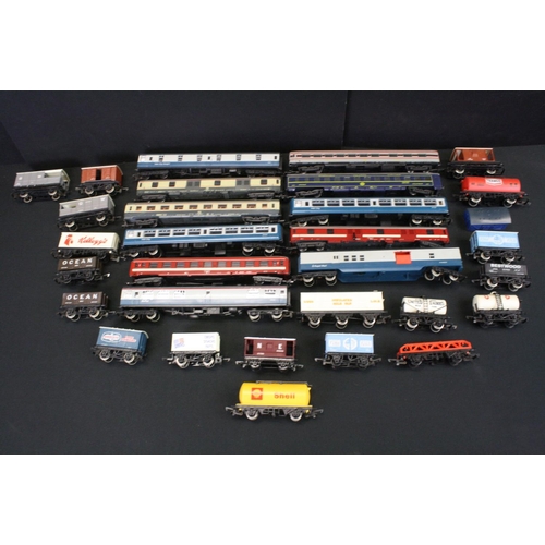 256 - Around 30 OO gauge items of rolling stock to include Hornby, Lima and Triang featuring coaches , wag... 