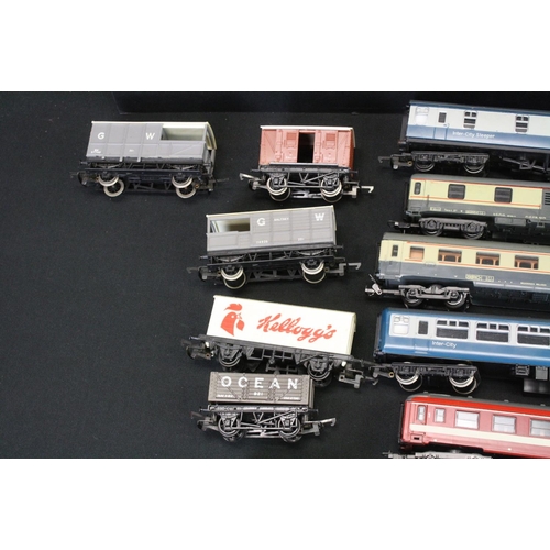 256 - Around 30 OO gauge items of rolling stock to include Hornby, Lima and Triang featuring coaches , wag... 