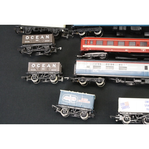 256 - Around 30 OO gauge items of rolling stock to include Hornby, Lima and Triang featuring coaches , wag... 