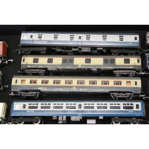 256 - Around 30 OO gauge items of rolling stock to include Hornby, Lima and Triang featuring coaches , wag... 