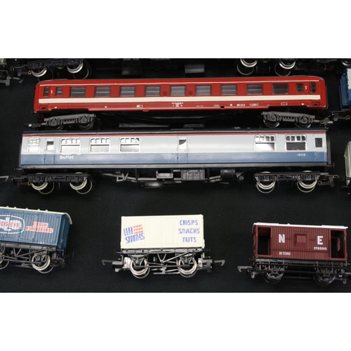 256 - Around 30 OO gauge items of rolling stock to include Hornby, Lima and Triang featuring coaches , wag... 