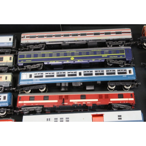 256 - Around 30 OO gauge items of rolling stock to include Hornby, Lima and Triang featuring coaches , wag... 