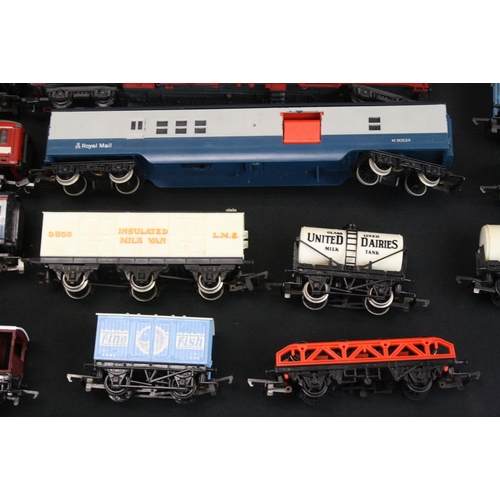 256 - Around 30 OO gauge items of rolling stock to include Hornby, Lima and Triang featuring coaches , wag... 