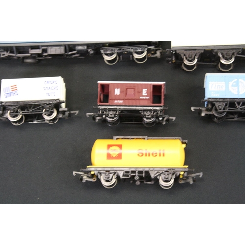 256 - Around 30 OO gauge items of rolling stock to include Hornby, Lima and Triang featuring coaches , wag... 