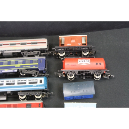 256 - Around 30 OO gauge items of rolling stock to include Hornby, Lima and Triang featuring coaches , wag... 