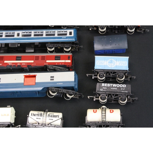 256 - Around 30 OO gauge items of rolling stock to include Hornby, Lima and Triang featuring coaches , wag... 