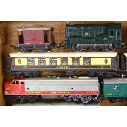 258 - Quantity of OO & Dublo model railway to include 4 x locomotives featuring Triang R52, Triang Railway... 