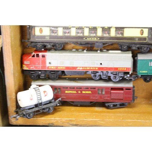 258 - Quantity of OO & Dublo model railway to include 4 x locomotives featuring Triang R52, Triang Railway... 