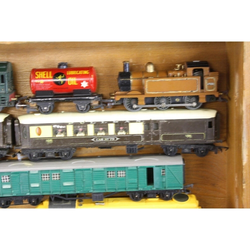 258 - Quantity of OO & Dublo model railway to include 4 x locomotives featuring Triang R52, Triang Railway... 