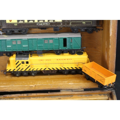 258 - Quantity of OO & Dublo model railway to include 4 x locomotives featuring Triang R52, Triang Railway... 