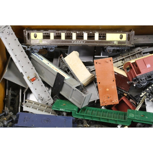 258 - Quantity of OO & Dublo model railway to include 4 x locomotives featuring Triang R52, Triang Railway... 