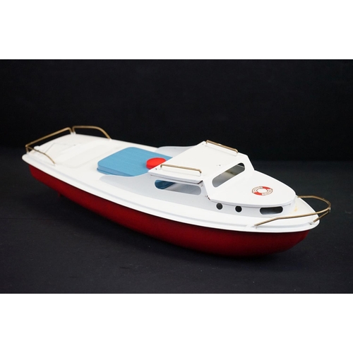 343 - Boxed Sutcliffe Model Commodore clockwork Cruiser metal model in red & white, complete with accessor... 