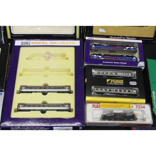 259 - Large quantity of N gauge items of rolling stock with parts missing plus 11 x boxed incomplete / pla... 