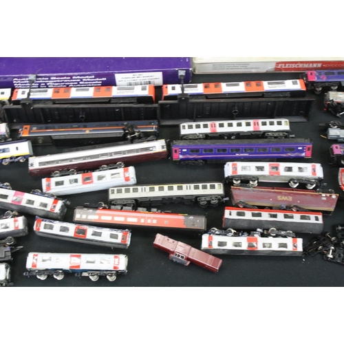 259 - Large quantity of N gauge items of rolling stock with parts missing plus 11 x boxed incomplete / pla... 