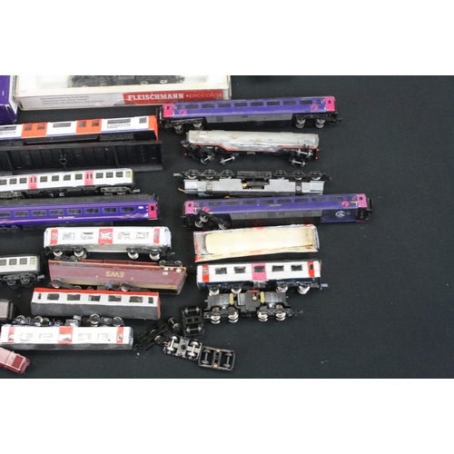 259 - Large quantity of N gauge items of rolling stock with parts missing plus 11 x boxed incomplete / pla... 