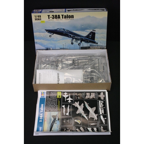 355 - Eight boxed plastic model kits to include 3 x 1/72 Italeri kits (1378 B-52G Stratofortress, 1255 C-1... 