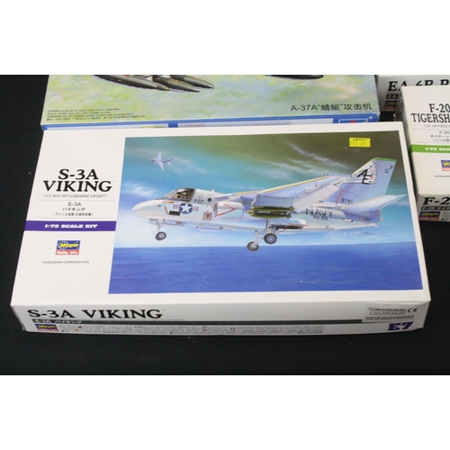 355 - Eight boxed plastic model kits to include 3 x 1/72 Italeri kits (1378 B-52G Stratofortress, 1255 C-1... 