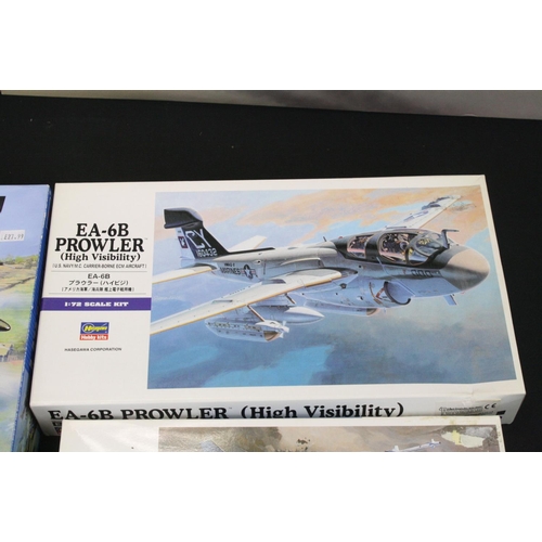 355 - Eight boxed plastic model kits to include 3 x 1/72 Italeri kits (1378 B-52G Stratofortress, 1255 C-1... 